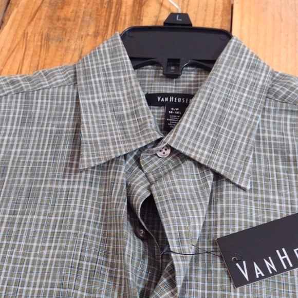 Van Heusen Short Sleeve Button Down Shirt NWT - Picture 4 of 8